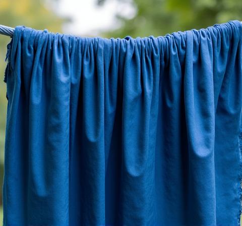 자연 염색된 실크 천의 부드러운 질감과 색상.